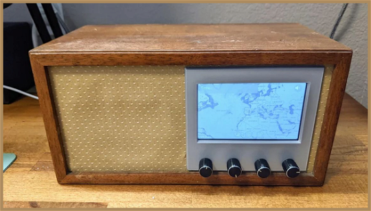 Raspberry Pi radio built in an old Bakelite case with rotary knobs