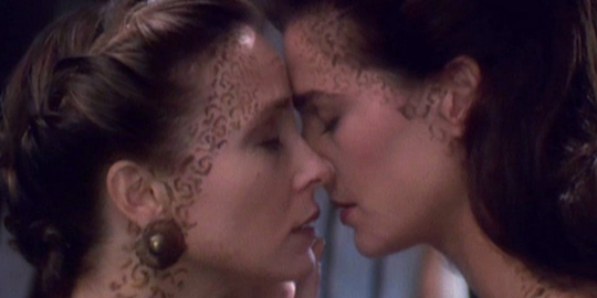 Star Trek makes TV history with its first LGBTQ+ kiss Star Trek makes TV history with its first LGBTQ+ kiss